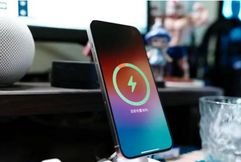 蒲城苹果15换屏服务分享用什么充电器给iPhone15充电更好 